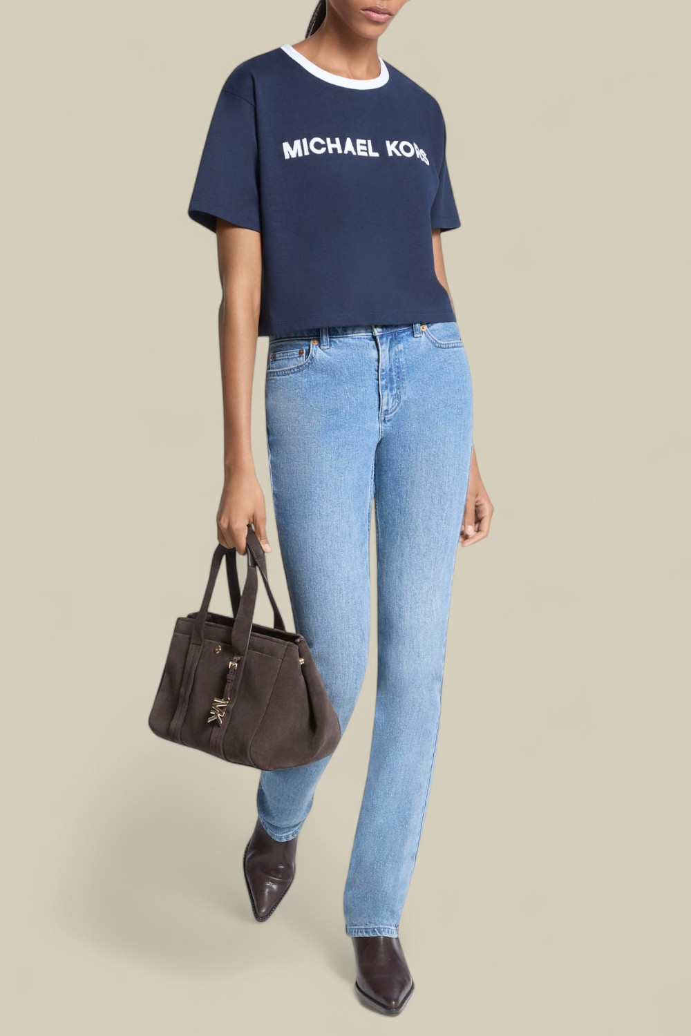 תמונת כל הלוק של חולצת טי